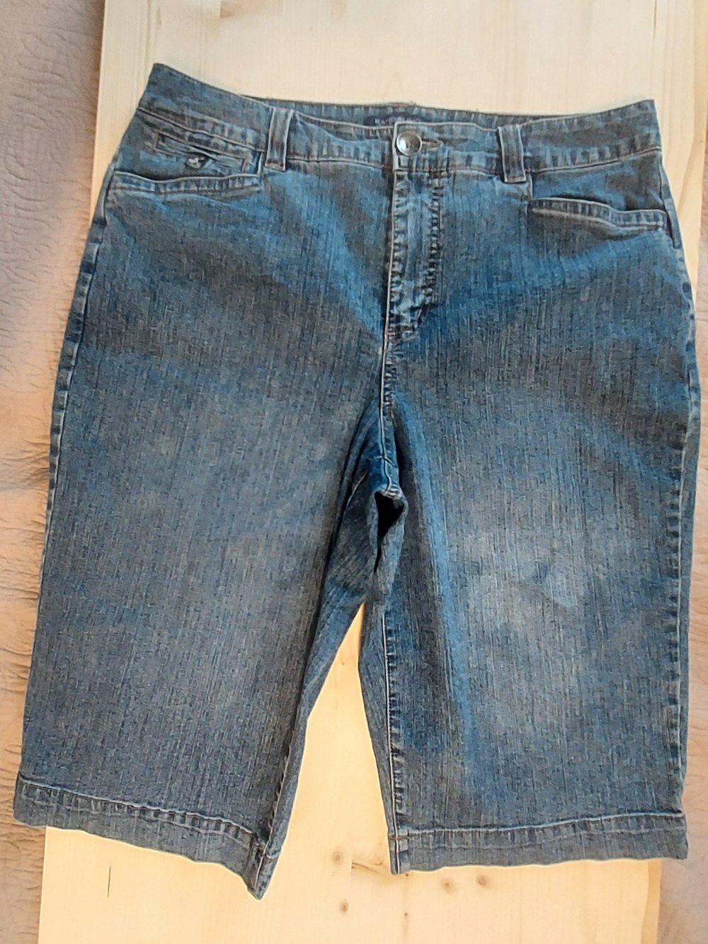 Bandolino Jeans Mid-Blue Denim Capris